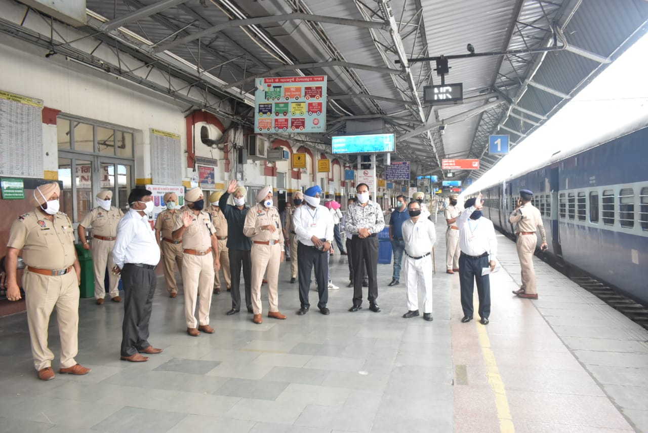 migrants at railway station