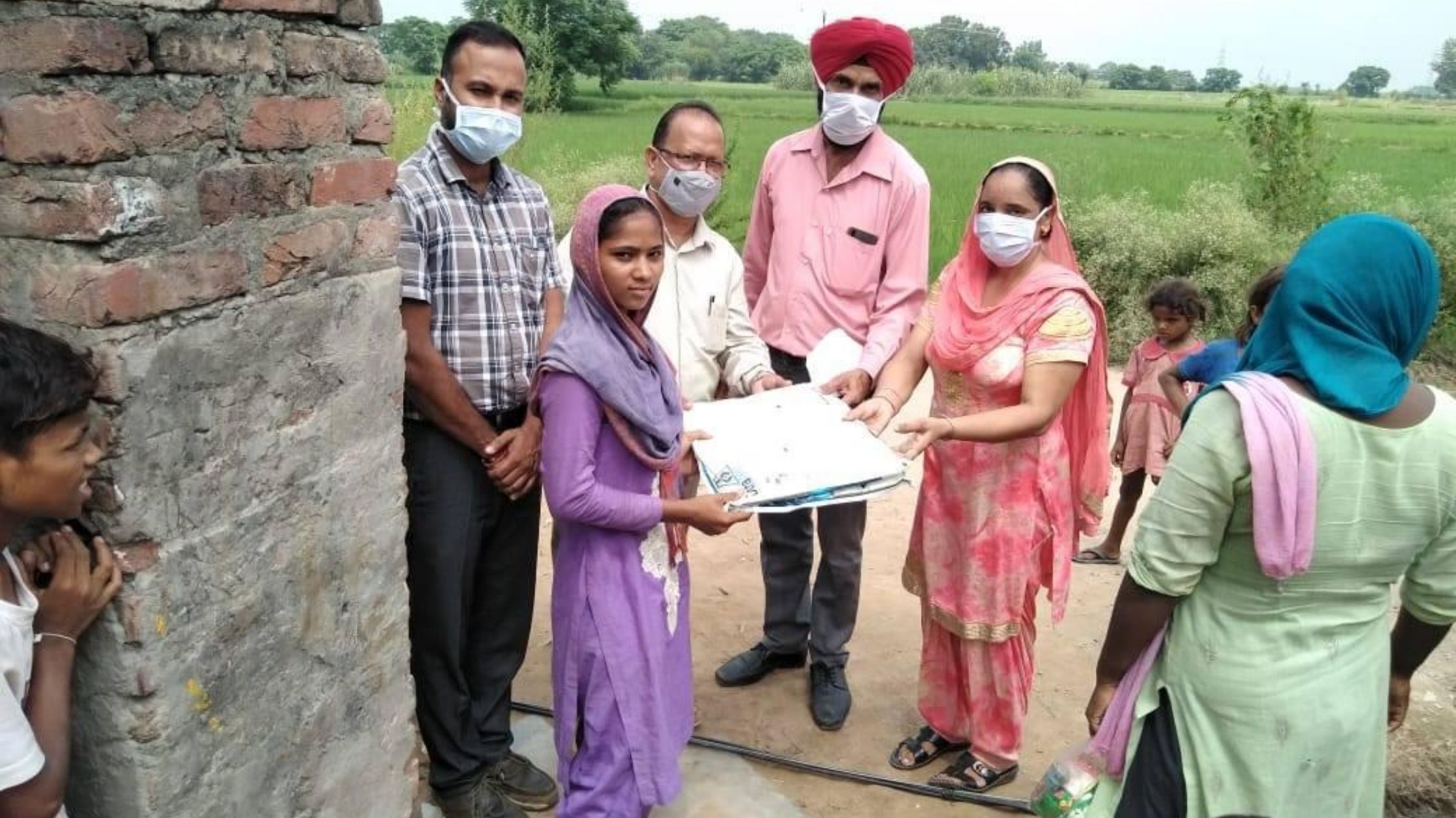 Mohali l Health teams distribute Mosquito nets in three villages