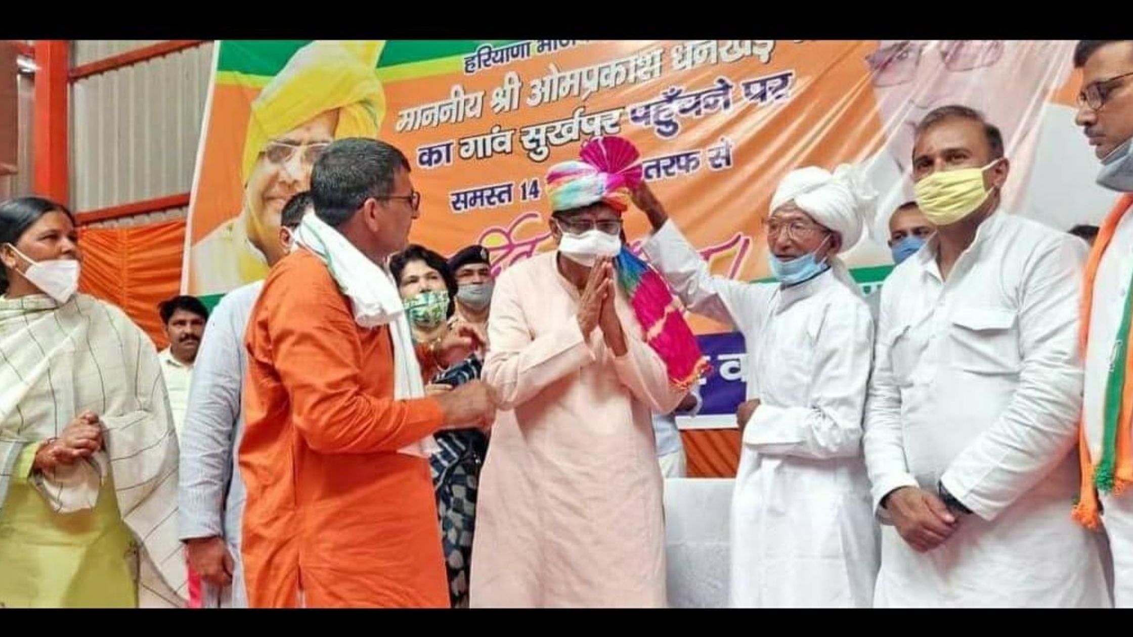 OP DHANKAR 1212 क्षेत्र के गांव सुरखपुर में बड़ी माला से प्रदेश भाजपा अध्यक्ष औम प्रकाश धनखड़ का अभिनंदन करते हुए क्षेत्र की सरदारी