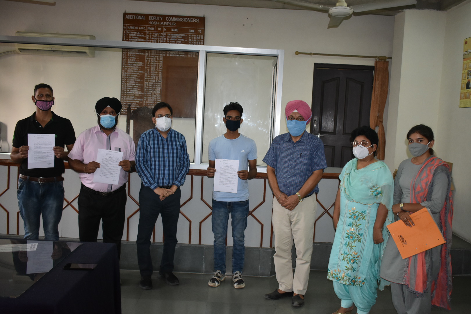 ADC Hoshiarpur ਏ.ਡੀ.ਸੀ. ਨੇ ਵਨ ਸਟਾਪ ਸੈਂਟਰ ’ਚ ਨਿਯੁਕਤ ਕੀਤੇ ਗਏ ਸਕਿਓਰਟੀ ਕਾਰਡ ਨੂੰ ਦਿੱਤੇ ਨਿਯੁਕਤੀ ਪੱਤਰ