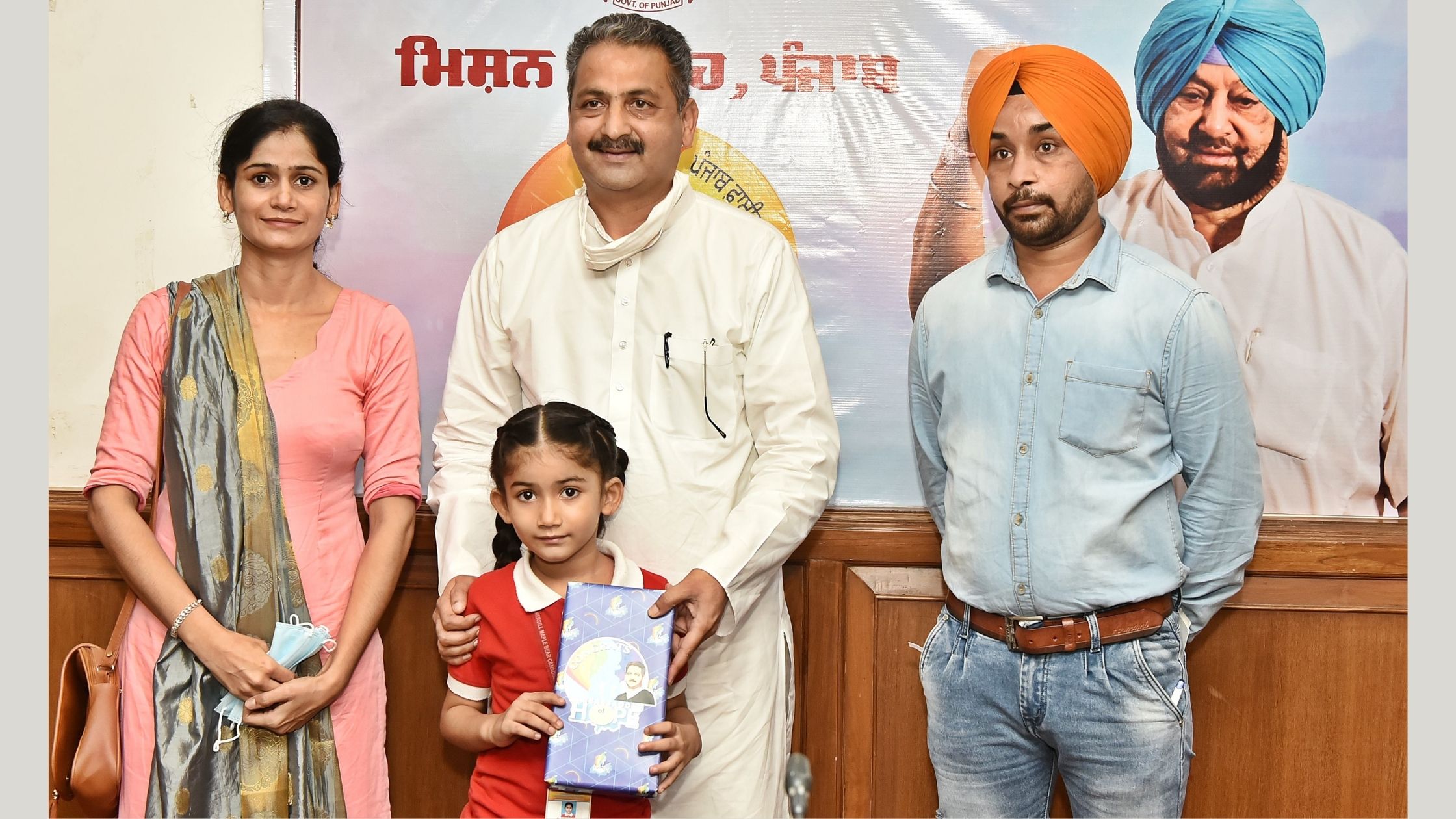 Education minister Education Minister felicitates ‘Ambassadors of Hope’ winners of five more districts with Apple iPads, Laptops, Android Tablets