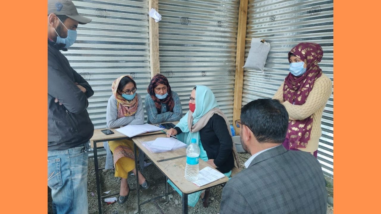 Nodal Officer COVID-19 Issues conducts surprise visit of Meenamarg Screening Point 1 Nodal Officer COVID-19 Issues conducts surprise visit of Meenamarg Screening Point