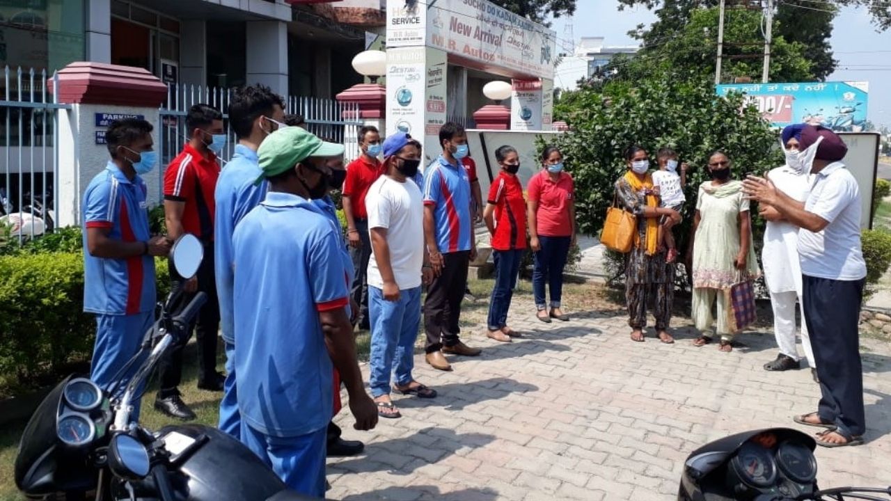 Sveep 1 ‘ਸਵੀਪ’ ਗਤੀਵਿਧੀਆਂ ਤਹਿਤ ਐਮ. ਆਰ ਆਟੋ ਦੇ ਕਰਮਚਾਰੀਆਂ ਨੂੰ ਕੋਵਿਡ ਤੋਂ ਬਚਾਅ ਸਬੰਧੀ ਕੀਤਾ ਜਾਗਰੂਕ