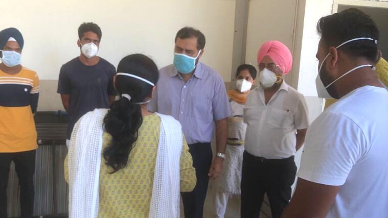 Barnala administrator ਕੋਰੋਨਾ ਪੀੜਤਾਂ ਲਈ ਸੋਹਲ ਪੱਤੀ ਆਈਸੋਲੇਸ਼ਨ ਕੇਂਦਰ ਸਾਬਿਤ ਹੋ ਰਿਹੈ ਵਰਦਾਨ: ਡਿਪਟੀ ਕਮਿਸ਼ਨਰ