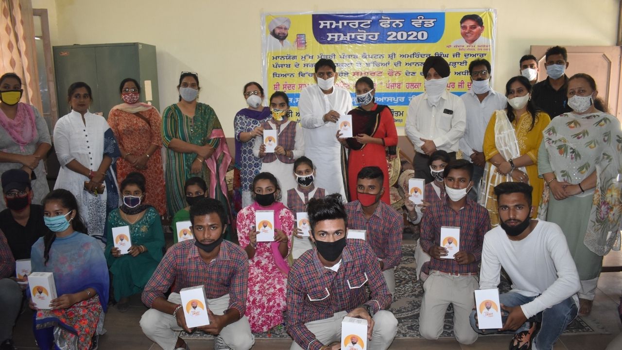 Hoshiapur smart phone distribute Hoshiapur smart phone distribute