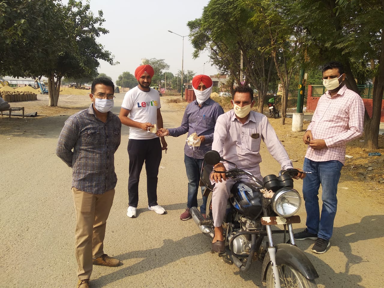 Tapa ਮਿਸ਼ਨ ਫਤਿਹ: ਤਪਾ ਅਨਾਜ ਮੰਡੀ ਵਿਚ ਵੰਡੇ ਮਾਸਕ