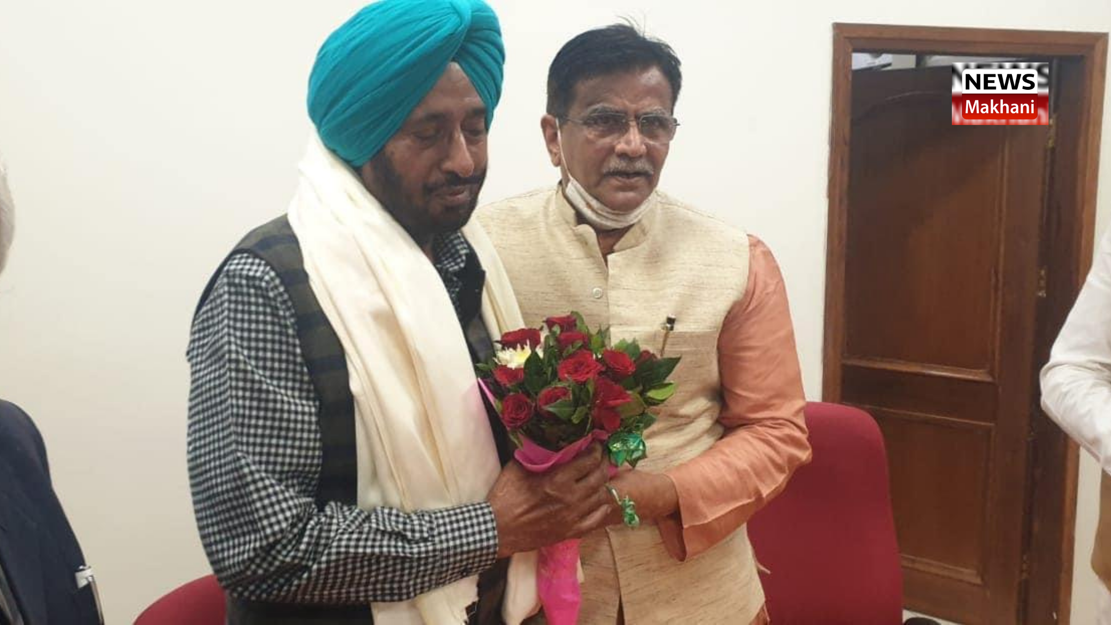 देश में होने वाले स्थानीय निकाय चुनाव के मद्देनजर आज भारतीय जनता पार्टी और जननायक जनता पार्टी की तालमेल कमेटी की बैठक रोहतक में भाजपा प्रदेश अध्यक्ष ओमप्रकाश धनखड़ की अध्यक्षता में संपन्न हुई । इस बैठक में पंचकूला, अंबाला सोनीपत नगर निगम ,रेवाड़ी नगर परिषद ,धारूहेड़ा सांपला और उकलाना नगर पालिका की सीटों पर तालमेल पर चर्चा की गई । जिसमें तीनों नगर निगम पंचकूला ,अंबाला और सोनीपत के मेयर का चुनाव भारतीय जनता पार्टी प्रत्याशी लड़ेगा । रेवाड़ी नगर परिषद के चेयरमैन पद के लिए भारतीय जनता पार्टी अपना प्रत्याशी उतारेगी उकलाना नगर पालिका के चेयरमैन के पद पर जेजेपी अपना प्रत्याशी उतारेगी वहीं सांपला नगर पालिका के चेयरमैन का चुनाव भाजपा का प्रत्याशी चुनाव लड़ेगा। धारूहेड़ा नगरपालिका चेयरमैन पद पर दोनों पार्टियों ने अपना दावा जताया तो तालमेल कमेटी ने इसका फैसला स्थानीय इकाइयों पर छोड़ दिया। इस तालमेल बैठक में भाजपा प्रदेश अध्यक्ष ओमप्रकाश धनखड़, जजपा प्रदेश सरदार निशान सिंह के अलावा भाजपा संगठन मंत्री रविंद्र पूर्व मंत्री रामविलास शर्मा भाजपा प्रदेश महामंत्री एडवोकेट वेदपाल जजपा वरिष्ठ नेता केसी बांगड़ विधायक देवेंद्र बबली जजपा नेता राजेंद्र लितानी ,बलवान सुहाग ,जजपा स्थानीय निकाय प्रकोष्ठ के अध्यक्ष रोहित मुख्य रूप से उपस्थित थे। सभी पार्षद सीटों का फैसला स्थानीय इकाइयां करेंगी पंचकूला ,अम्बाला, सोनीपत नगर निगम, रेवाड़ी नगर परिषद , और उकलाना , सांपला व धारूहेड़ा नगरपालिका के पार्षद की सीटों पर तालमेल का फैसला दोनों दलों की स्थानीय इकाइयों पर छोड़ दिया बैठक में दी जजपा अध्यक्ष सरदार निशान सिंह को जन्म दिन की बधाई भारतीय जनता पार्टी के प्रदेश अध्यक्ष ओमप्रकाश धनखड़ ने कमेटी की बैठक में उपस्थित जजपा प्रदेश अध्यक्ष सरदार निशान सिंह को उनके जन्मदिन पर बधाई और उनको मिठाई खिलाई देश में होने वाले स्थानीय निकाय चुनाव के मद्देनजर आज भारतीय जनता पार्टी और जननायक जनता पार्टी की तालमेल कमेटी की बैठक रोहतक में भाजपा प्रदेश अध्यक्ष ओमप्रकाश धनखड़ की अध्यक्षता में संपन्न हुई । इस बैठक में पंचकूला, अंबाला सोनीपत नगर निगम ,रेवाड़ी नगर परिषद ,धारूहेड़ा सांपला और उकलाना नगर पालिका की सीटों पर तालमेल पर चर्चा की गई । जिसमें तीनों नगर निगम पंचकूला ,अंबाला और सोनीपत के मेयर का चुनाव भारतीय जनता पार्टी प्रत्याशी लड़ेगा । रेवाड़ी नगर परिषद के चेयरमैन पद के लिए भारतीय जनता पार्टी अपना प्रत्याशी उतारेगी उकलाना नगर पालिका के चेयरमैन के पद पर जेजेपी अपना प्रत्याशी उतारेगी वहीं सांपला नगर पालिका के चेयरमैन का चुनाव भाजपा का प्रत्याशी चुनाव लड़ेगा। धारूहेड़ा नगरपालिका चेयरमैन पद पर दोनों पार्टियों ने अपना दावा जताया तो तालमेल कमेटी ने इसका फैसला स्थानीय इकाइयों पर छोड़ दिया। इस तालमेल बैठक में भाजपा प्रदेश अध्यक्ष ओमप्रकाश धनखड़, जजपा प्रदेश सरदार निशान सिंह के अलावा भाजपा संगठन मंत्री रविंद्र पूर्व मंत्री रामविलास शर्मा भाजपा प्रदेश महामंत्री एडवोकेट वेदपाल जजपा वरिष्ठ नेता केसी बांगड़ विधायक देवेंद्र बबली जजपा नेता राजेंद्र लितानी ,बलवान सुहाग ,जजपा स्थानीय निकाय प्रकोष्ठ के अध्यक्ष रोहित मुख्य रूप से उपस्थित थे। सभी पार्षद सीटों का फैसला स्थानीय इकाइयां करेंगी पंचकूला ,अम्बाला, सोनीपत नगर निगम, रेवाड़ी नगर परिषद , और उकलाना , सांपला व धारूहेड़ा नगरपालिका के पार्षद की सीटों पर तालमेल का फैसला दोनों दलों की स्थानीय इकाइयों पर छोड़ दिया बैठक में दी जजपा अध्यक्ष सरदार निशान सिंह को जन्म दिन की बधाई भारतीय जनता पार्टी के प्रदेश अध्यक्ष ओमप्रकाश धनखड़ ने कमेटी की बैठक में उपस्थित जजपा प्रदेश अध्यक्ष सरदार निशान सिंह को उनके जन्मदिन पर बधाई और उनको मिठाई खिलाई