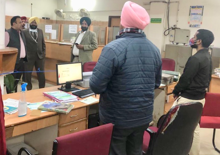 COOPERATION MINISTER CONDUCTS SURPRISE CHECK AT COOPERATIVE BANK IN SECTOR-17 COOPERATION MINISTER CONDUCTS SURPRISE CHECK AT COOPERATIVE BANK IN SECTOR-17
