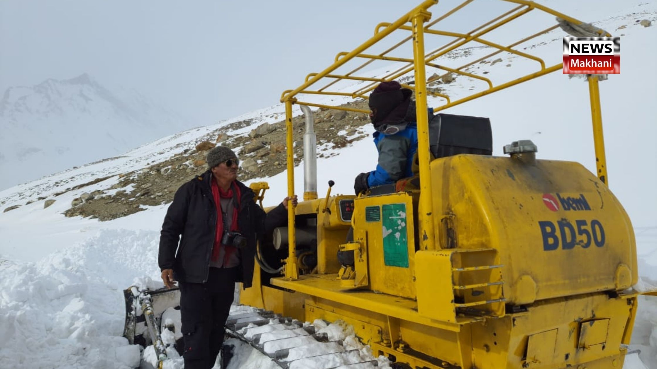 Team of Sub Divisional Administration Zanskar takes stock of snow clearance works on NH-301 Team of Sub Divisional Administration Zanskar takes stock of snow clearance works on NH-301
