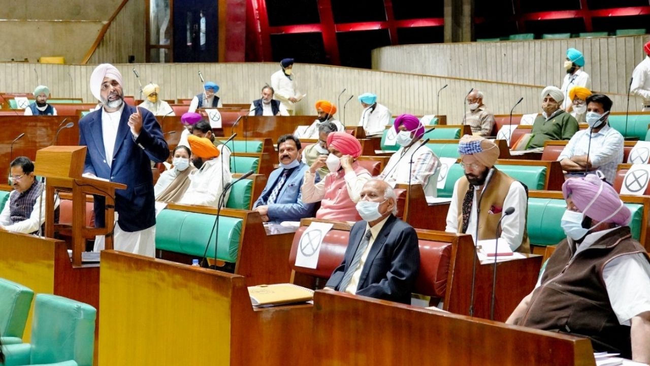 punjab finance minister Manpreet singh Badal presenting Budget punjab finance minister Manpreet singh Badal presenting Budget