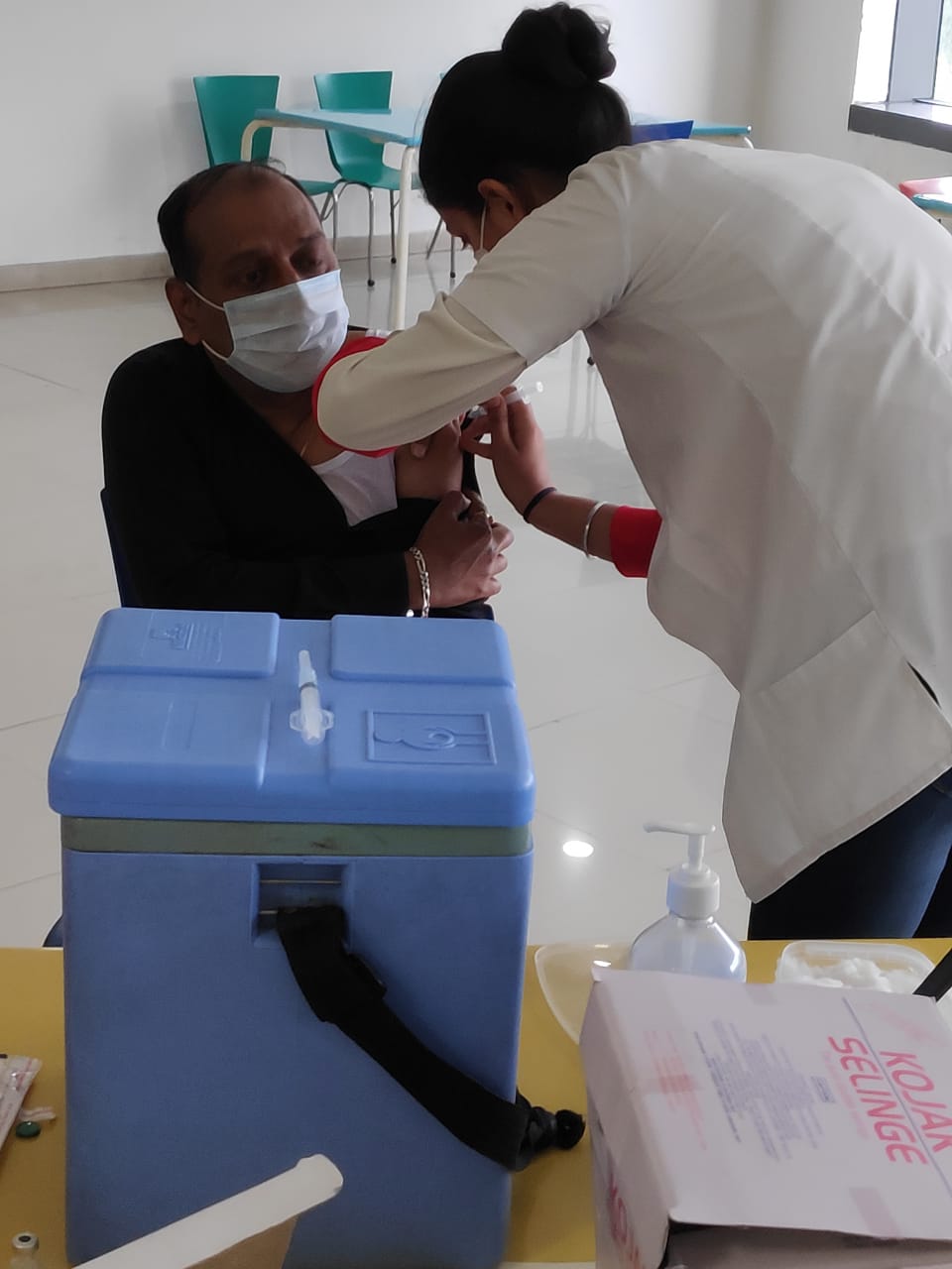 Jt. Director Rakesh Gupta while getting Covid-19 vaccination