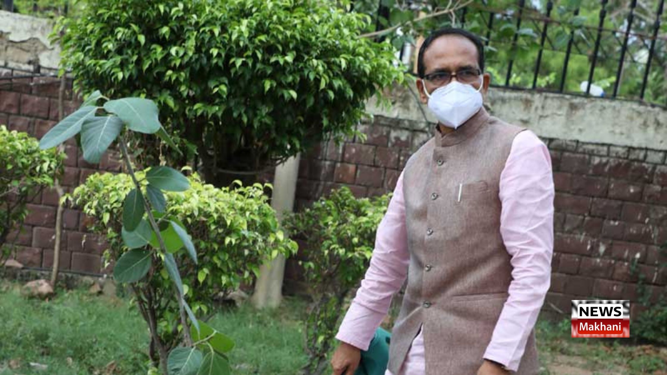 मुख्यमंत्री चौहान ने बरगद का पौधा लगाया मुख्यमंत्री चौहान ने बरगद का पौधा लगाया