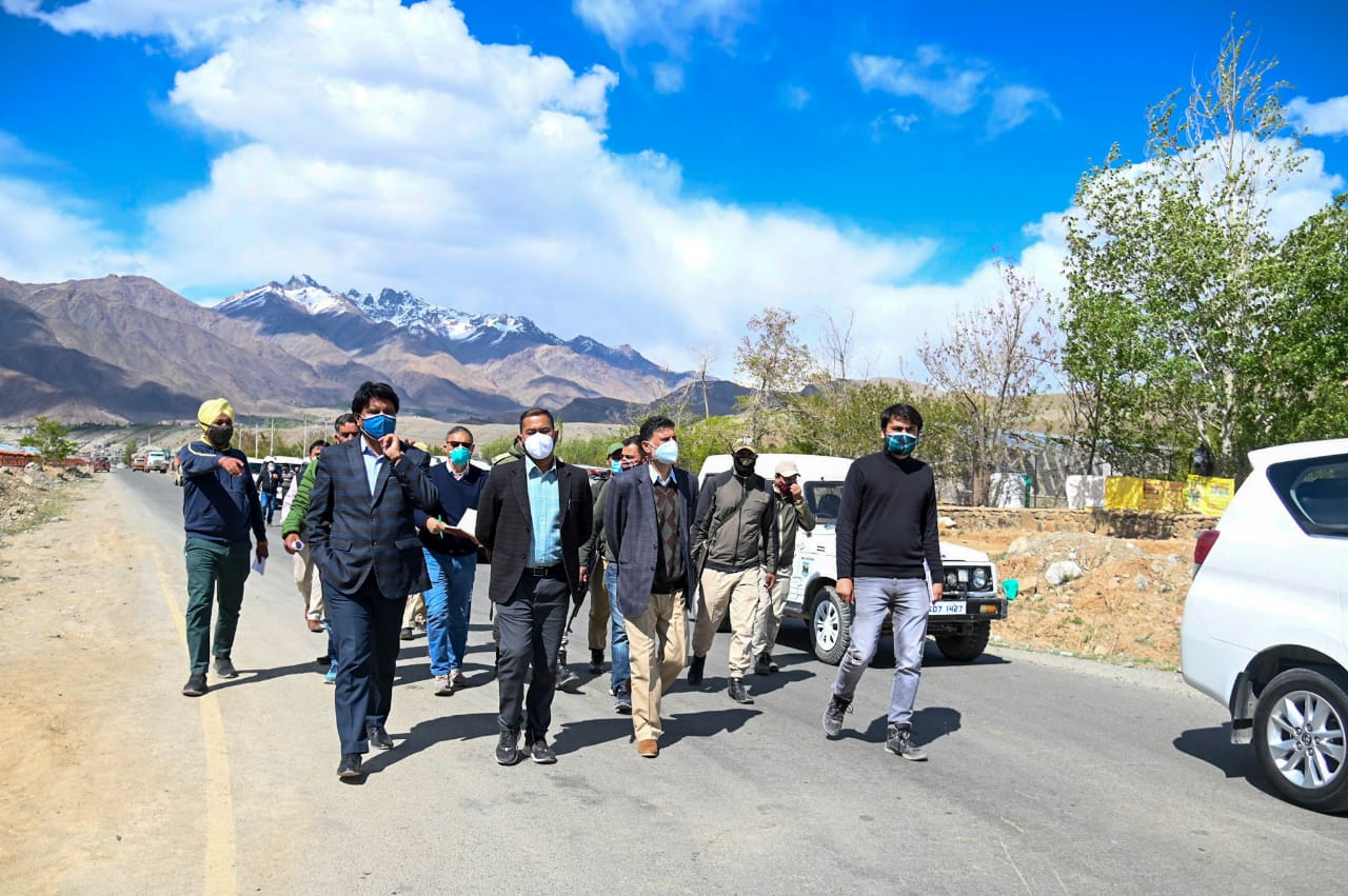CEC Feroz Khan takes stock of ongoing widening, construction works by NHIDCL on Kargil Zanskar Road NH-301 (1)