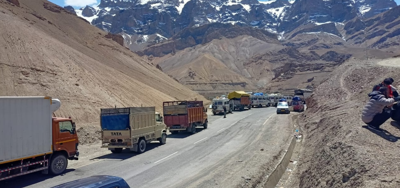District Administration Kargil provides free cooked meal to stranded passengers at Wakha Wadoo (3)