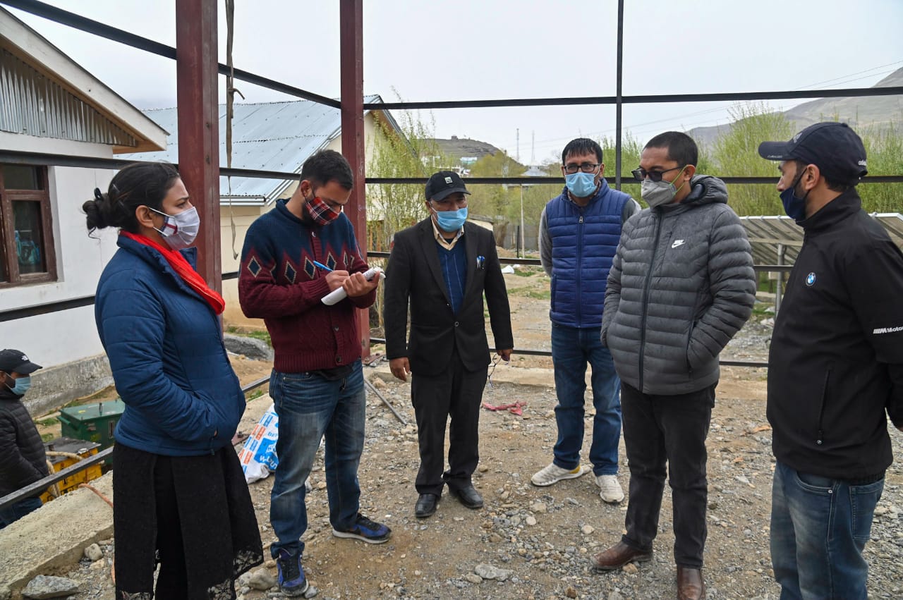 MP Ladakh takes stock of healthcare facilities at SDH Drass (1)