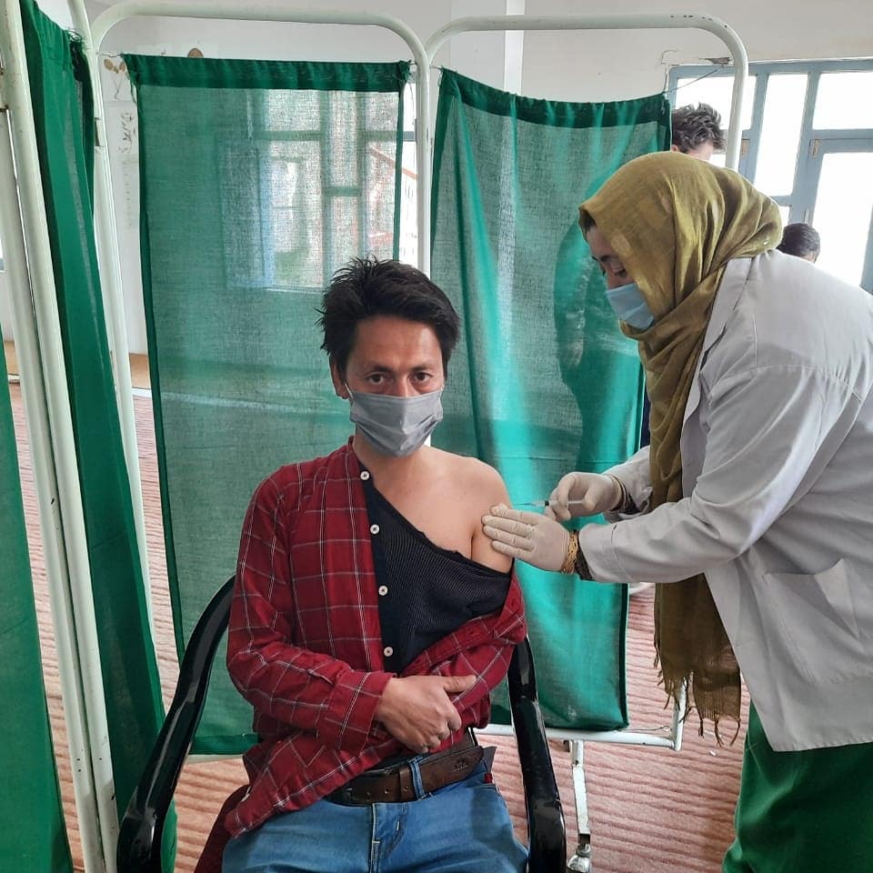 Over 900 government employees get COVID-19 vaccine shots on 3rd consecutive day (2)