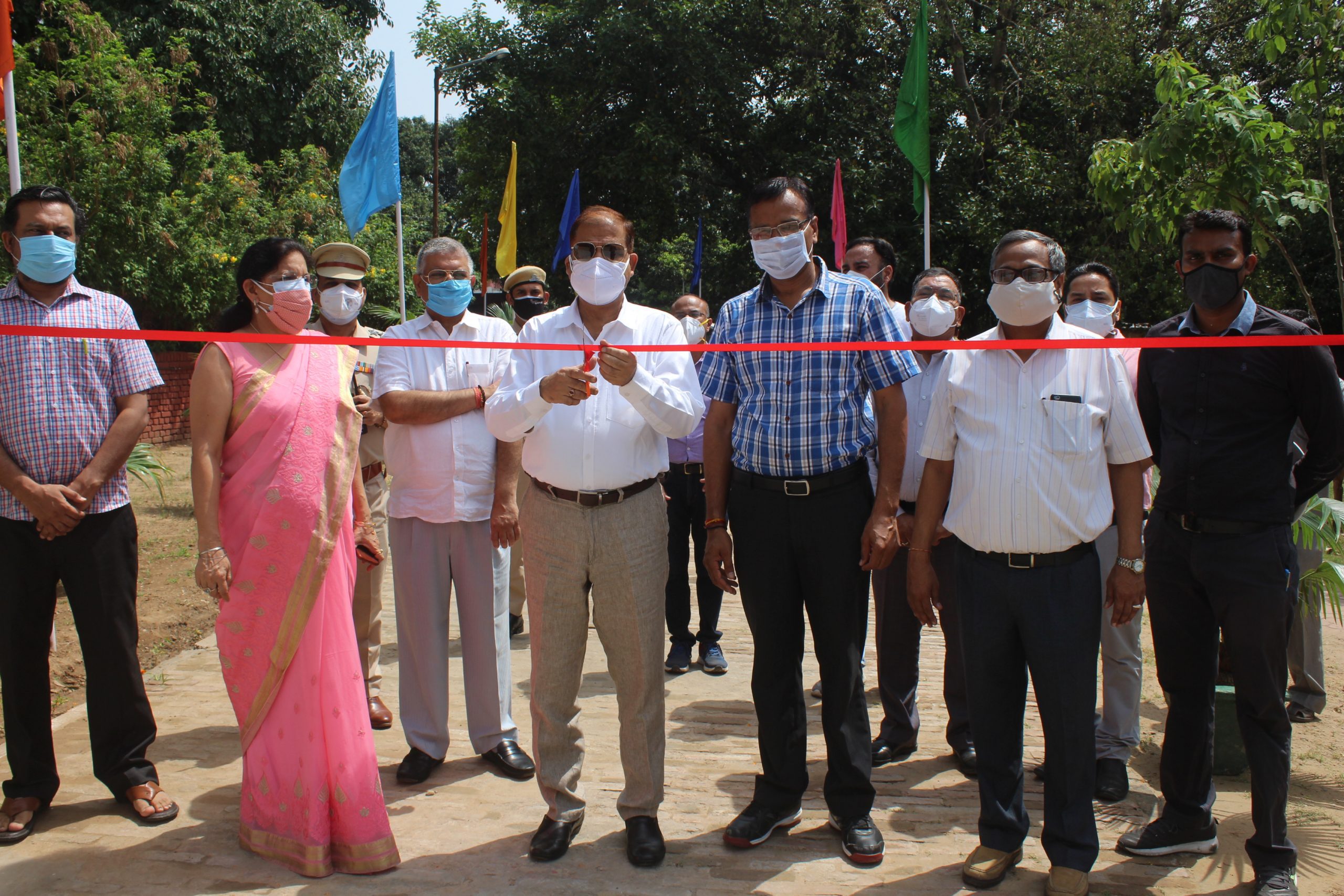 Press note 5 photos (2)