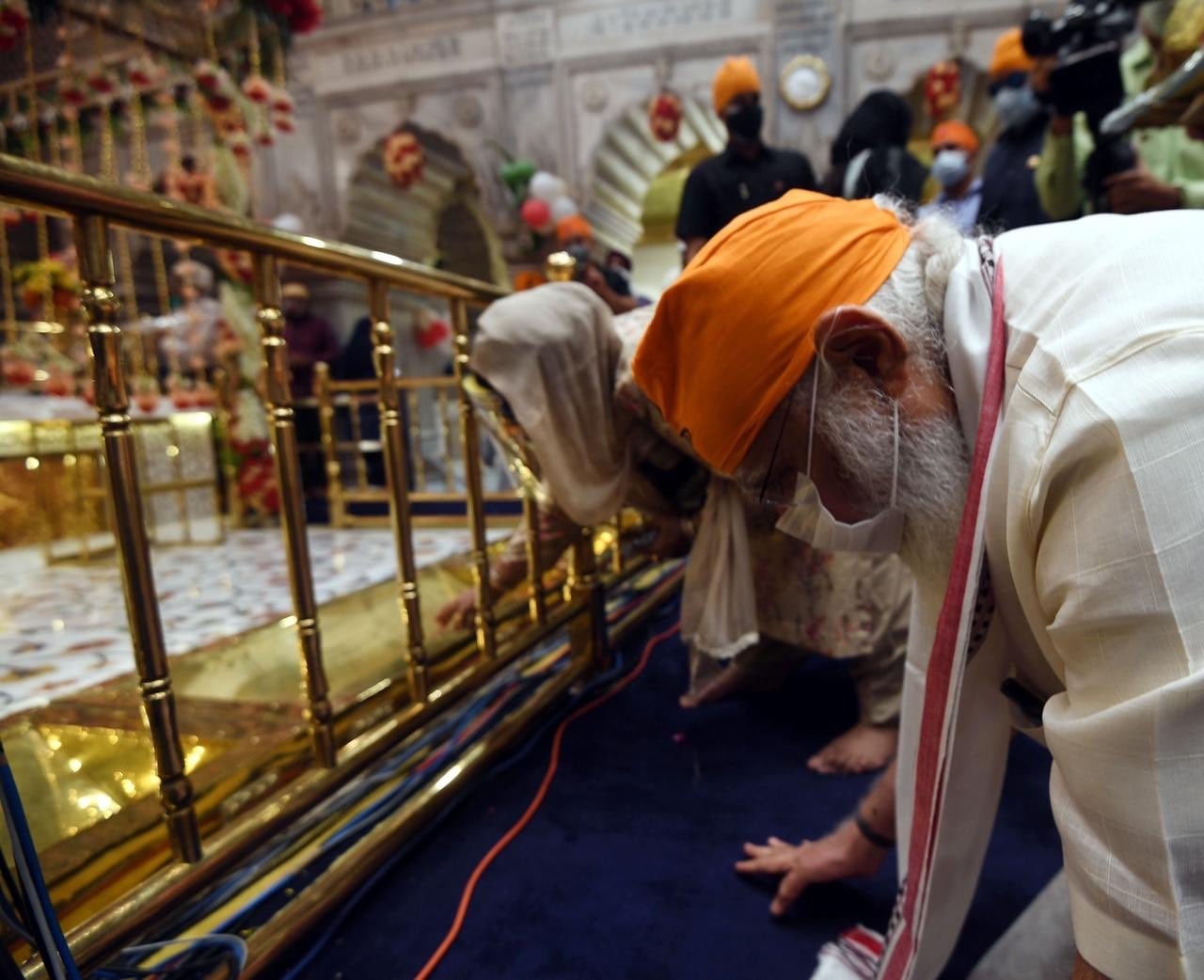 modi_bowing_gurudwara