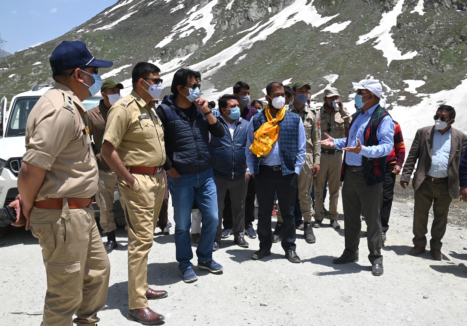 CEC Feroz Khan takes stock of construction works on eastern portal of Zojila Tunnel, finalizes location for construction of welcome gate by KDA (1)