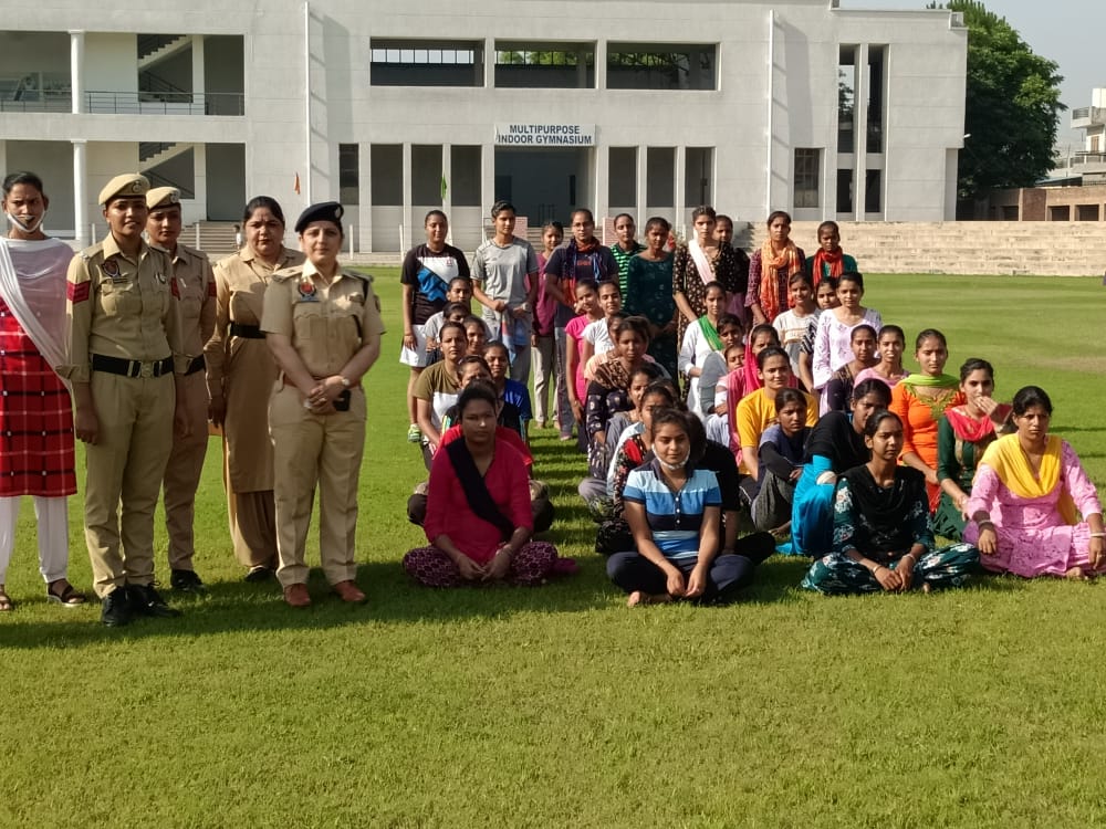 SP OPERATIONS SMT. GURMEET KAUR WITH TRAINEES ALONG WITH OTHERS 1