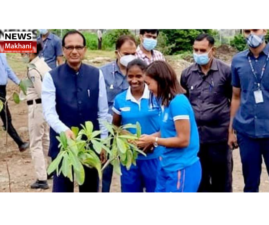 मुख्यमंत्री ने भारतीय महिला हॉकी खिलाड़ियों के साथ स्मार्ट उद्यान में पौधे लगाए