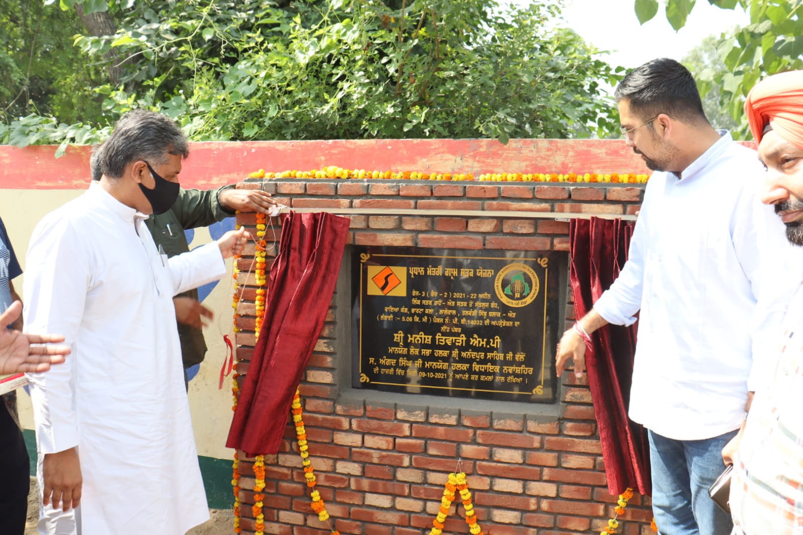 सांसद मनीष तिवारी और विधायक अंगद सिंह द्वारा दो अहम सड़कों के निर्माण कार्य का शुभारंभ ਮਨੀਸ਼ ਤਿਵਾੜੀ