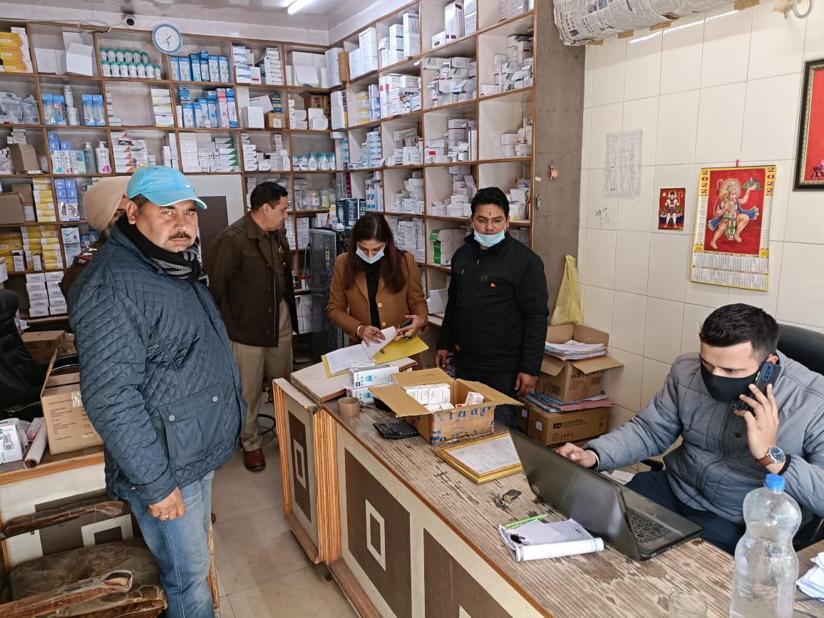 ਸਾਹਪੁਰ ਚੋਕ ਵਿਖੇ ਛਾਪਾਮਾਰੀ ਕਰਕੇ ਮੈਡੀਕਲ ਏਜੰਸੀ ਤੋਂ ਪਕੜੀਆਂ 8430 ਗੋਲੀਆਂ ਸਾਹਪੁਰ ਚੋਕ ਵਿਖੇ ਛਾਪਾਮਾਰੀ ਕਰਕੇ ਮੈਡੀਕਲ ਏਜੰਸੀ ਤੋਂ ਪਕੜੀਆਂ 8430 ਗੋਲੀਆਂ