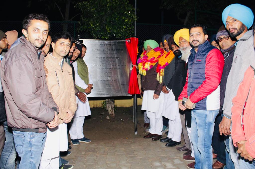 ਖੰਨਾ ਹਲਕੇ ਵਿੱਚ ਬਾਬਾ ਨਿਰਗੁਣ ਦਾਸ ਸਪੋਰਟਸ ਪਾਰਕ ਦਾ ਉਦਘਾਟਨ ਕਰਦੇ ਹੋਏ ਕੈਬਨਿਟ ਮੰਤਰੀ ਗੁਰਕੀਰਤ ਸਿੰਘ ਨੇ ਕਿਹਾ ਕਿ ਹਰ ਵਿਅਕਤੀ ਦੀ ਸ਼ਖਸੀਅਤ ਨੂੰ ਨਿਖਾਰਨ ਲਈ ਖੇਡਾਂ ਜ਼ਰੂਰੀ ਹਨ। ਖੰਨਾ ਹਲਕੇ ਵਿੱਚ ਬਾਬਾ ਨਿਰਗੁਣ ਦਾਸ ਸਪੋਰਟਸ ਪਾਰਕ ਦਾ ਉਦਘਾਟਨ ਕਰਦੇ ਹੋਏ ਕੈਬਨਿਟ ਮੰਤਰੀ ਗੁਰਕੀਰਤ ਸਿੰਘ ਨੇ ਕਿਹਾ ਕਿ ਹਰ ਵਿਅਕਤੀ ਦੀ ਸ਼ਖਸੀਅਤ ਨੂੰ ਨਿਖਾਰਨ ਲਈ ਖੇਡਾਂ ਜ਼ਰੂਰੀ ਹਨ।