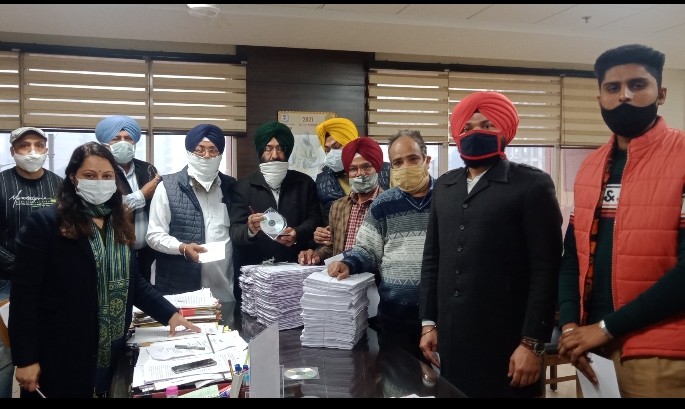 ਜ਼ਿਲ੍ਹਾ ਚੋਣ ਅਫ਼ਸਰ ਵੱਲੋਂ ਵੋਟਰ ਸੂਚੀ ਦੀ ਅੰਤਿਮ ਪ੍ਰਕਾਸ਼ਨਾ ਦੀ ਕਾਪੀ ਸਿਆਸੀ ਪਾਰਟੀਆਂ ਨਾਲ ਸਾਂਝੀ ਜ਼ਿਲ੍ਹਾ ਚੋਣ ਅਫ਼ਸਰ ਵੱਲੋਂ ਵੋਟਰ ਸੂਚੀ ਦੀ ਅੰਤਿਮ ਪ੍ਰਕਾਸ਼ਨਾ ਦੀ ਕਾਪੀ ਸਿਆਸੀ ਪਾਰਟੀਆਂ ਨਾਲ ਸਾਂਝੀ