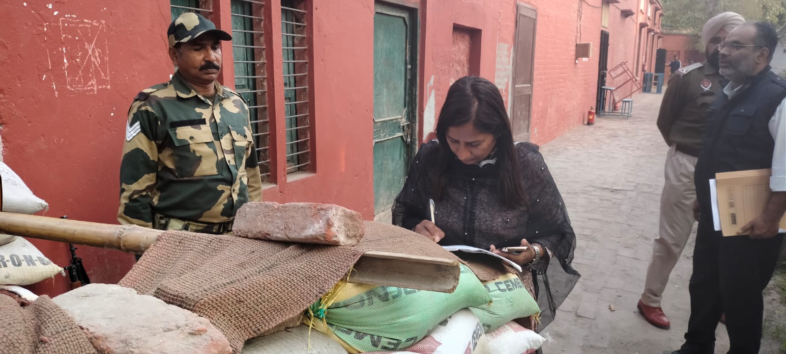 ਡਿਪਟੀ ਕਮਿਸ਼ਨਰ ਵੱਲੋਂ ਸਟਰਾਂਗ ਰੂਮਾਂ ਦਾ ਦੌਰਾ ਡਿਪਟੀ ਕਮਿਸ਼ਨਰ ਵੱਲੋਂ ਸਟਰਾਂਗ ਰੂਮਾਂ ਦਾ ਦੌਰਾ