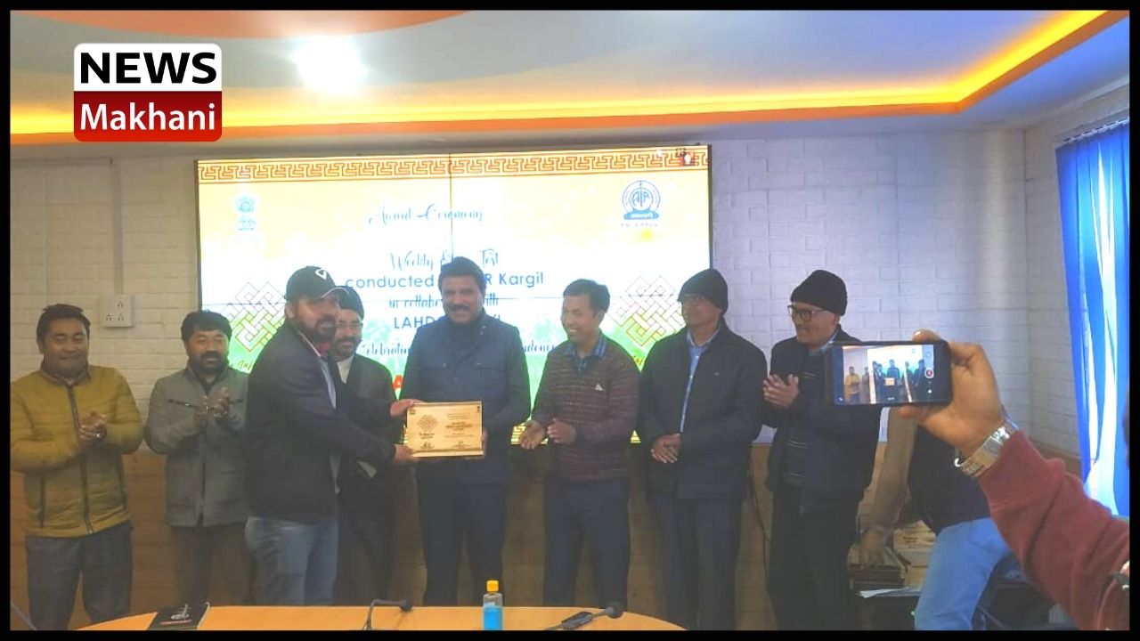 CEC Feroz Khan felicitates winners of regional AKAM quiz competition