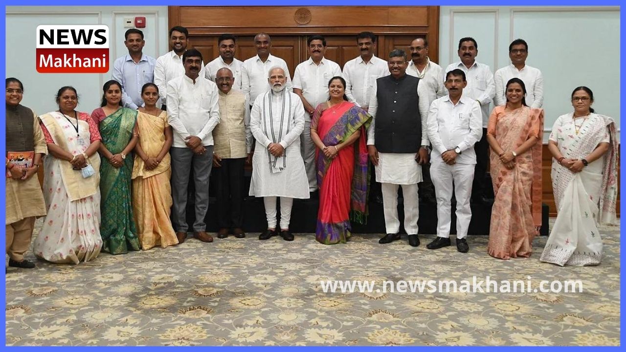 PM meets District Panchayat members from Gujarat