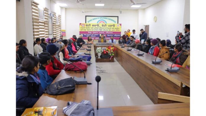 ਡਿਪਟੀ ਕਮਿਸ਼ਨਰ ਨੇ ਲੜਕੀਆਂ ਨੂੰ ਸਰਕਾਰੀ ਨੌਕਰੀਆਂ