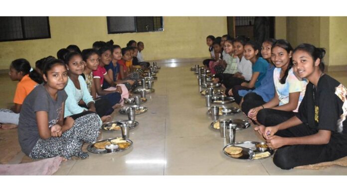 86 छात्रावासों में न्योता भोज