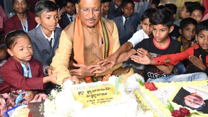 सांकेतिक भाषा में दिव्यांग बच्चों