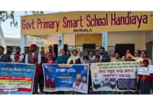 ਜ਼ਿਲ੍ਹਾ ਸਿੱਖਿਆ ਅਧਿਕਾਰੀਆਂ ਨੇ ਘਰ ਘਰ ਜਾ ਕੇ ਸਰਕਾਰੀ ਸਕੂਲਾਂ ਵਿੱਚ ਦਾਖ਼ਲੇ ਲਈ ਲੋਕਾਂ ਨੂੰ ਕੀਤਾ ਜਾਗਰੂਕ