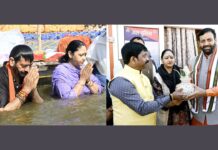 मुख्यमंत्री नायब सिंह सैनी ने अपनी धर्मपत्नी के साथ गुरुवार महाकुंभ में लगाई आस्था की डुबकी