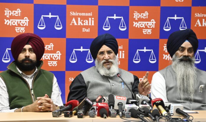 ਆਪ ਸਰਕਾਰ ਨੇ ਕਿਸਾਨਾਂ ਲਈ ਕਰਫਿਊ ਵਰਗਾ ਮਾਹੌਲ ਬਣਾਇਆ ਪਰ ਕੇਜਰੀਵਾਲ ਨੂੰ ਵਿਪਾਸਨਾ ਸੈਸ਼ਨ ’ਚ ਭਾਗ ਲੈਣ ਵਾਸਤੇ 100 ਵਾਹਨਾਂ ਦੀ ਸੁਰੱਖਿਆ ਮੁਹੱਈਆ ਕਰਵਾਈ: ਅਕਾਲੀ ਦਲ