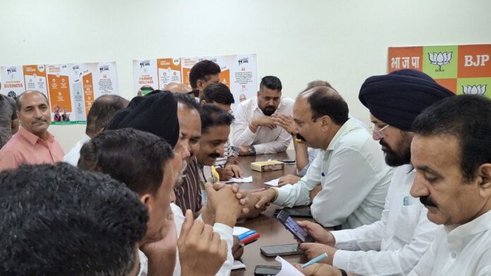 Dr.-Narinder-Singh-Dr.-Rajeev-Bhagat-hold-Public-Darbar-at-BJP-headquarters.jpg