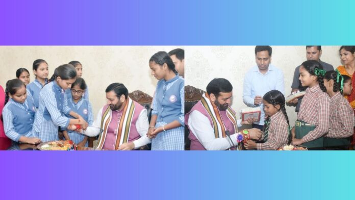रक्षाबंधन-पर-मुख्यमंत्री-की-कलाई-पर-स्कूली-बच्चियों-ने-बांधी-स्नेह-की-डोर-1.jpg