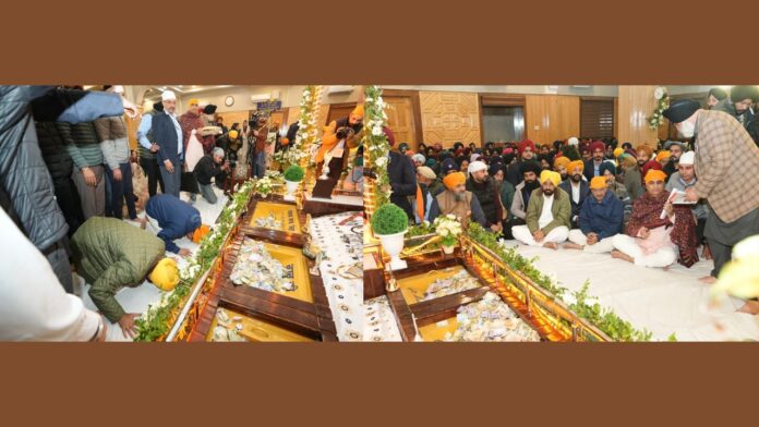 CM-BHAGWANT-MANN-AND-ARVIND-KEJRIWAL-JOINS-SANGAT-IN-KIRTAN-DARBAR-AT-SRINAGAR.jpg