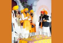 श्री गुरु तेग बहादुर जी के 350वें शहीदी दिवस पर हरियाणा के मुख्यमंत्री ने निभाई पवित्र ‘पालकी सेवा’; पंज प्यारों की अगुवाई में हुआ श्री गुरु ग्रंथ साहिब जी का प्रकाश