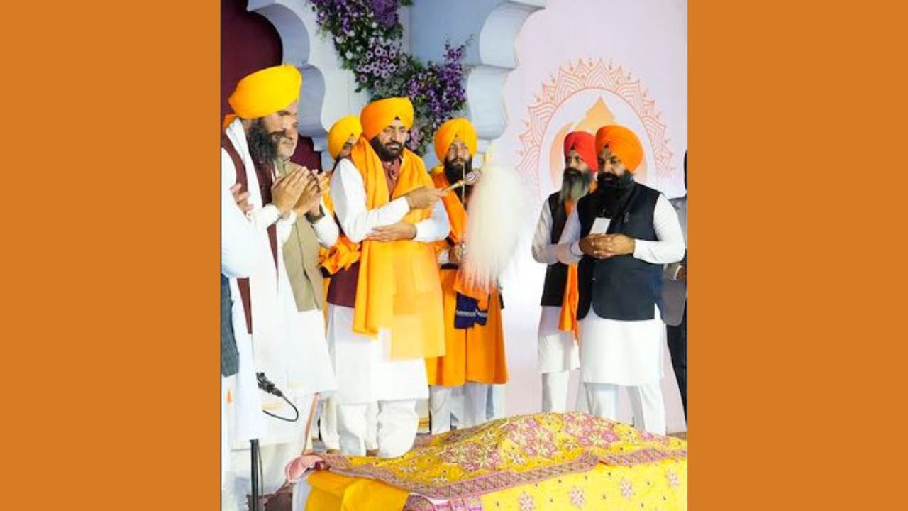 श्री गुरु तेग बहादुर जी के 350वें शहीदी दिवस पर हरियाणा के मुख्यमंत्री ने निभाई पवित्र ‘पालकी सेवा’; पंज प्यारों की अगुवाई में हुआ श्री गुरु ग्रंथ साहिब जी का प्रकाश