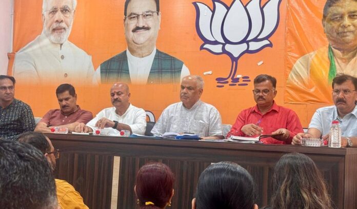 Ashok-Koul-emphasizes-outreach-reviews-BJP-programmes-at-District-Jammu-meeting1.jpg