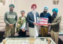 साइकिलिंग के द्वारा 1,50,000 किलोमीटर का सफर पूरा करने पर स्पीकर द्वारा गुरप्रीत सिंह कमों को बधाई