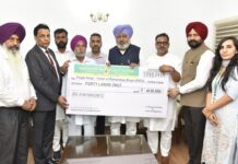 परिवहन मंत्री हरपाल सिंह चीमा द्वारा मृतक पी.आर.टी.सी. कंडक्टर के परिवार को 40 लाख रुपये का बीमा चेक भेंट