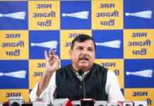 ਆਪ ਨੇ ਪੰਜਾਬ ਨਾਲ ਗੱਦਾਰੀ ਕਰਨ ਵਾਲੇ ਸਾਰੇ 7 ਸੰਸਦ ਮੈਂਬਰਾਂ ਨੂੰ ਅਯੋਗ ਕਰਾਰ ਦੇਣ ਦੀ ਮੰਗ ਨੂੰ ਲੈ ਕੇ ਰਾਜ ਸਭਾ ਦੇ ਚੇਅਰਮੈਨ ਅਤੇ ਉਪ ਰਾਸ਼ਟਰਪਤੀ ਨੂੰ ਸੌਂਪੀ ਪਟੀਸ਼ਨ: ਸੰਜੇ ਸਿੰਘ